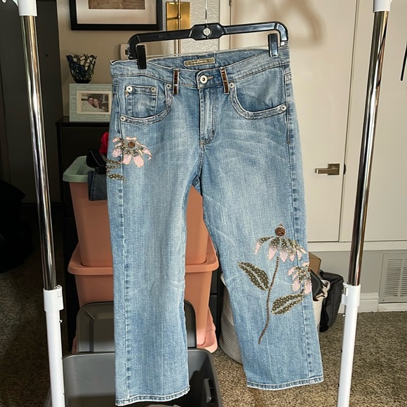 EUC Z. CAVARICCI VINTAGE SZ 8 CAPRI WITH EMBROIDERY & BEADED FLORAL DESIGN. - Picture 1 of 13